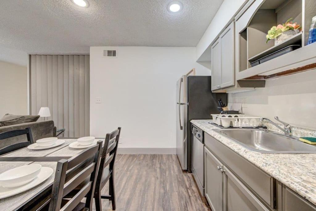 Lux Suite /King Bed /Free Parking/Pool/First Floor Χιούστον Εξωτερικό φωτογραφία